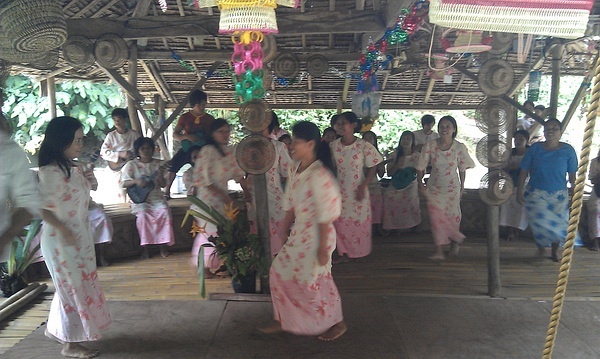 Filipino dance by the local community